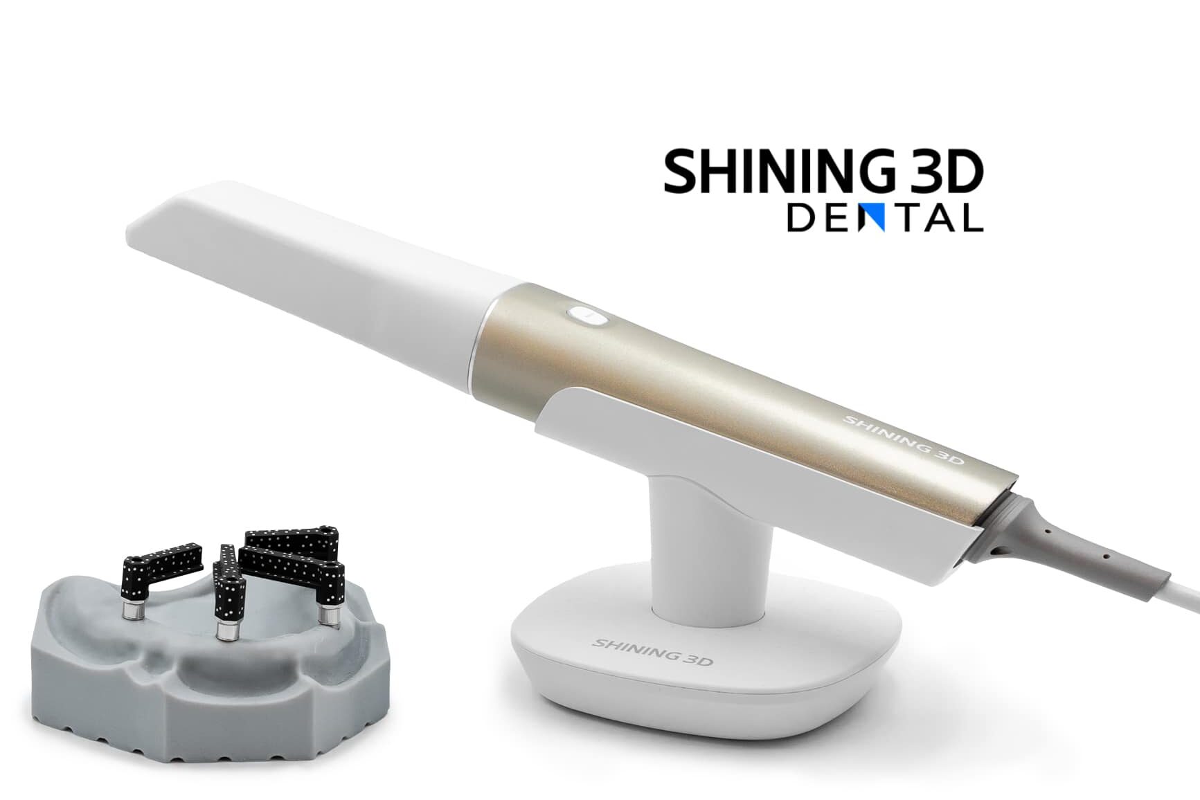 Uno scanner intraorale compatto, ergonomico e tecnologicamente avanzato: combina la scansione intraorale tradizionale con la fotogrammetria intraorale (IPG), permettendo un posizionamento implantare estremamente accurato grazie ad algoritmi avanzati e tracking in tempo reale dei codici sui componenti scanbody. Questo approccio 2in1 semplifica il flusso di lavoro, riduce la necessità di più dispositivi e ottimizza efficienza e affidabilità nelle procedure implantari. I dati vengono esportati in .STL, .OBJ e .PLY, garantendo piena compatibilità con CAD/CAM, stampa 3D e comunicazione tra clinica e laboratorio.